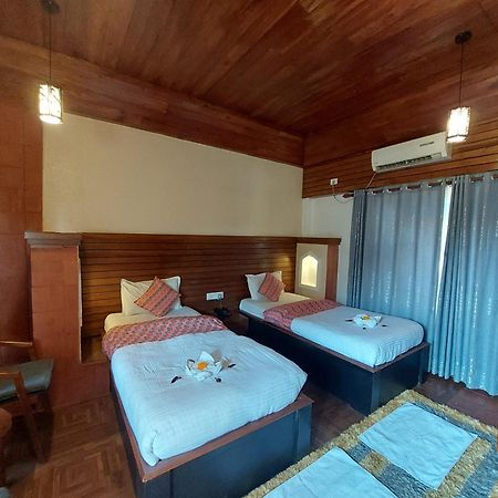 Royal Tiger Luxury Resort 4 Star Sauraha Extérieur photo