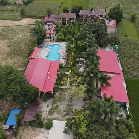 Royal Tiger Luxury Resort 4 Star Sauraha Extérieur photo