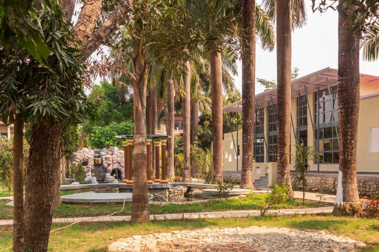 Royal Tiger Luxury Resort 4 Star Sauraha Extérieur photo