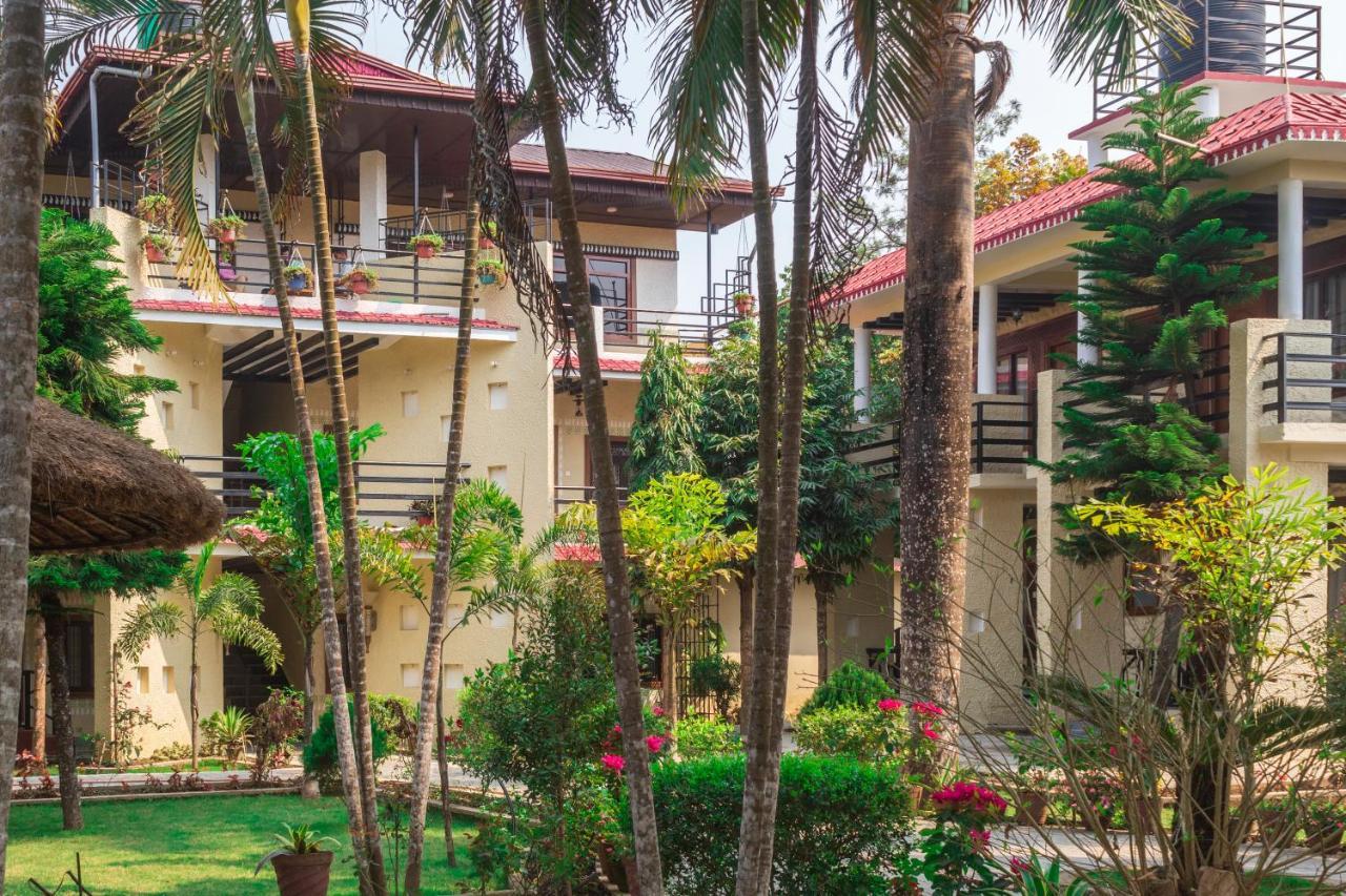 Royal Tiger Luxury Resort 4 Star Sauraha Extérieur photo
