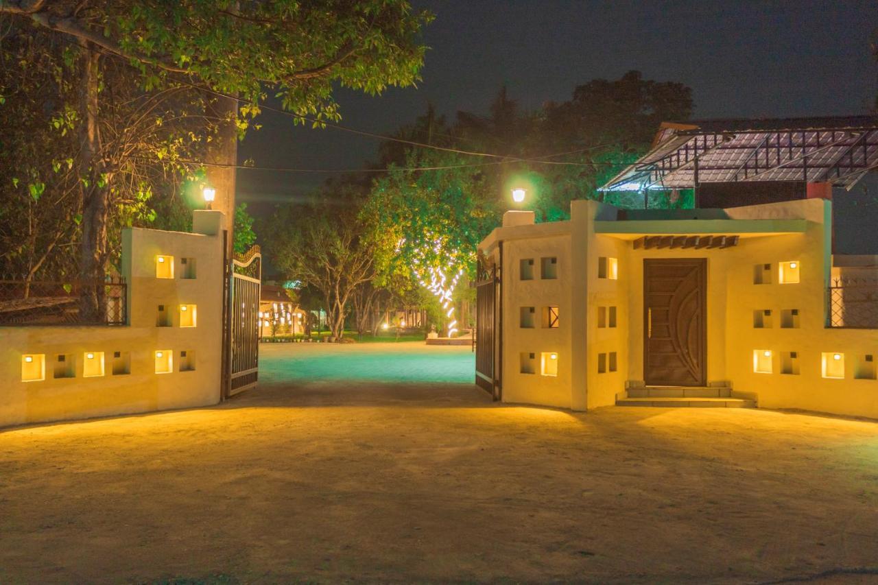 Royal Tiger Luxury Resort 4 Star Sauraha Extérieur photo