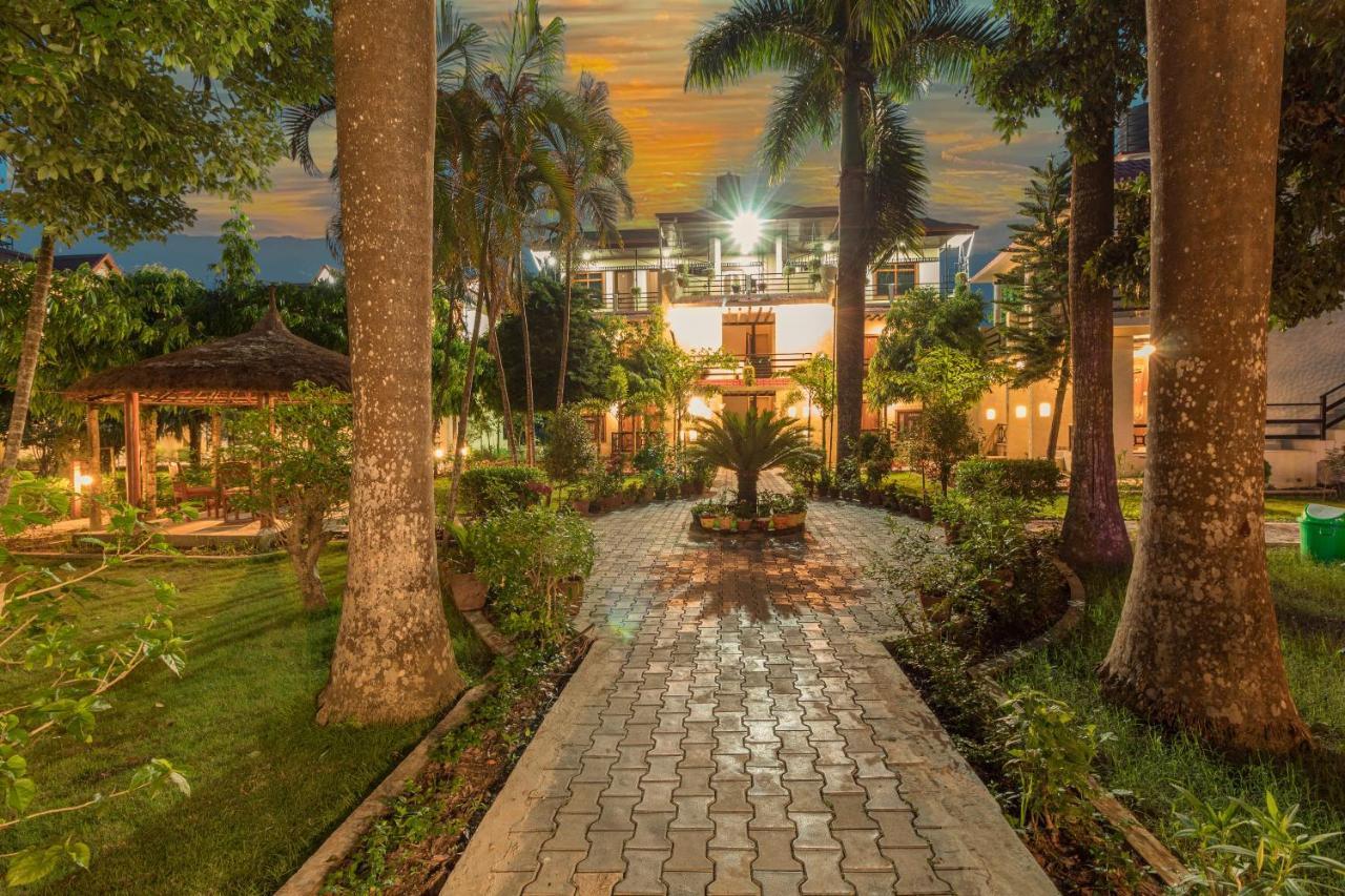 Royal Tiger Luxury Resort 4 Star Sauraha Extérieur photo