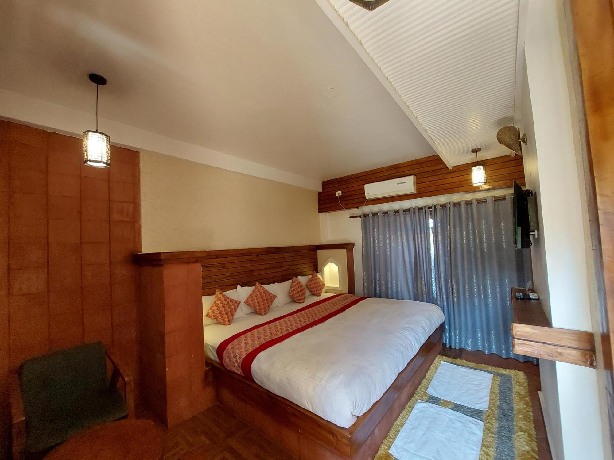 Royal Tiger Luxury Resort 4 Star Sauraha Extérieur photo