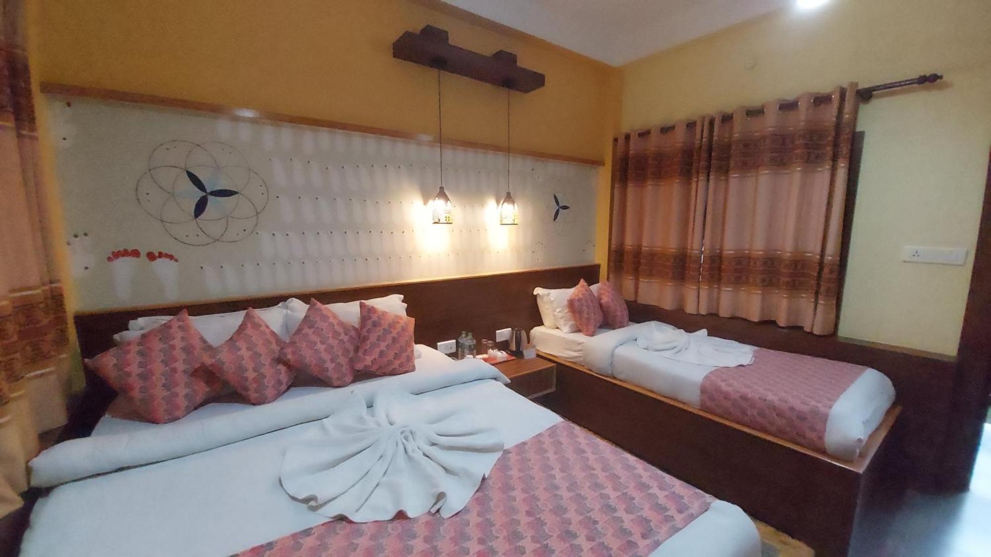 Royal Tiger Luxury Resort 4 Star Sauraha Extérieur photo