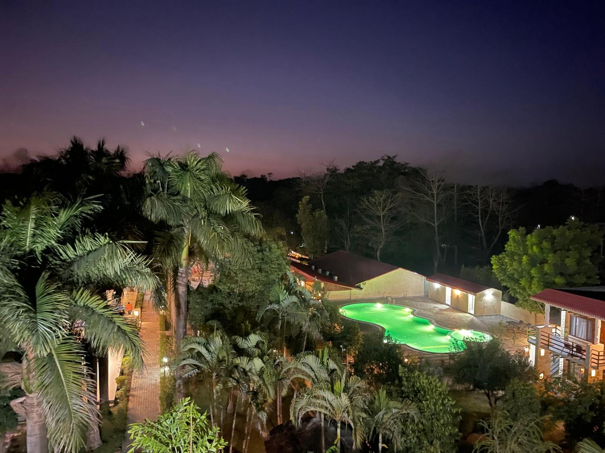 Royal Tiger Luxury Resort 4 Star Sauraha Extérieur photo