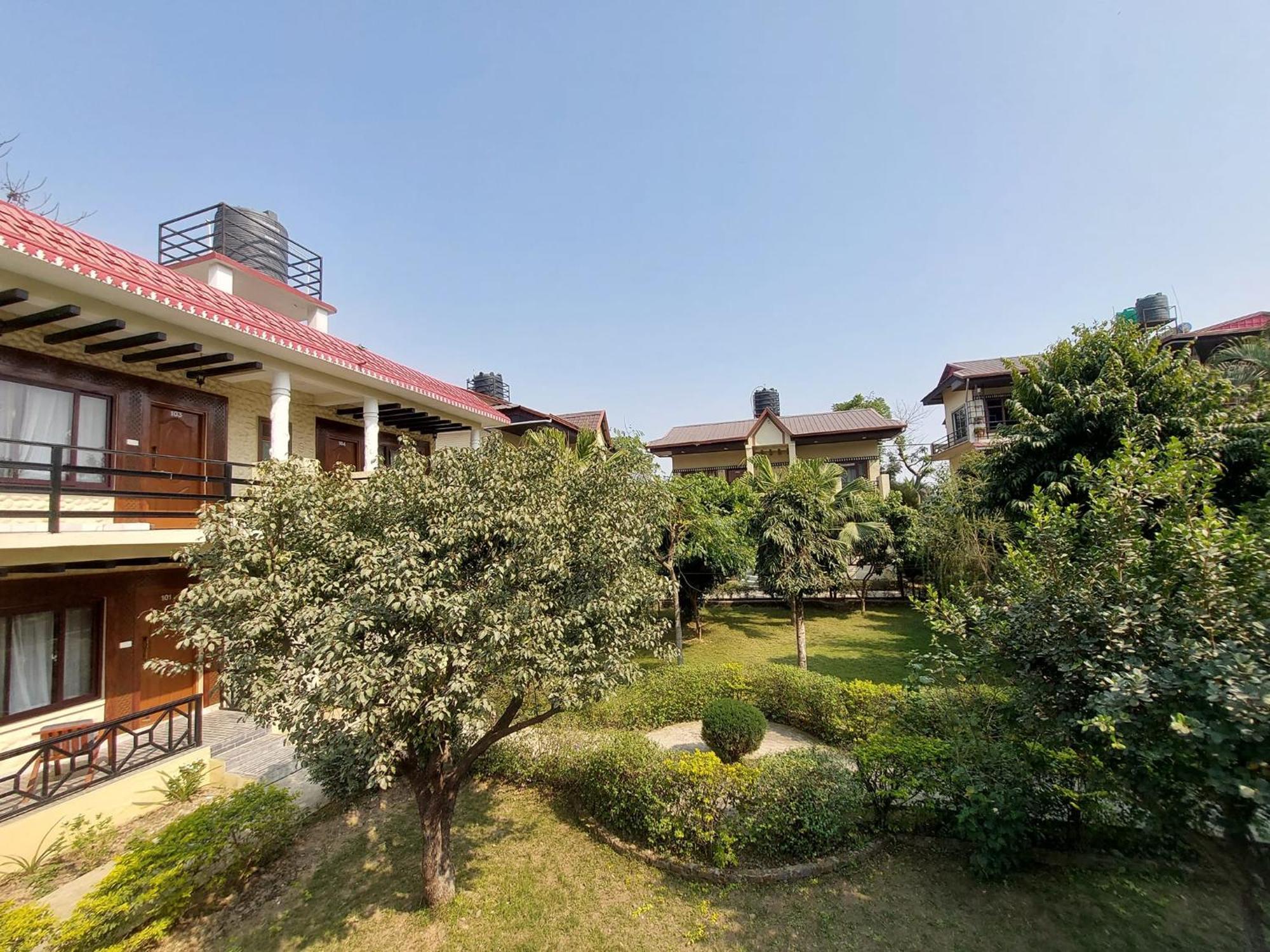 Royal Tiger Luxury Resort 4 Star Sauraha Extérieur photo