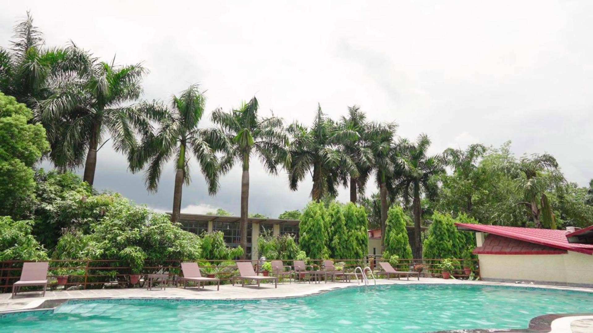 Royal Tiger Luxury Resort 4 Star Sauraha Extérieur photo