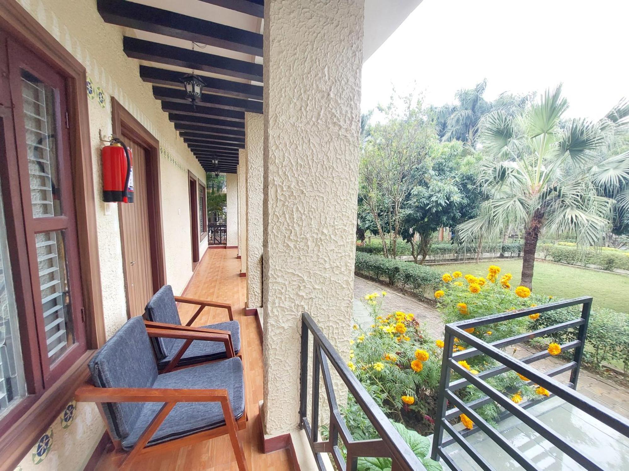 Royal Tiger Luxury Resort 4 Star Sauraha Extérieur photo
