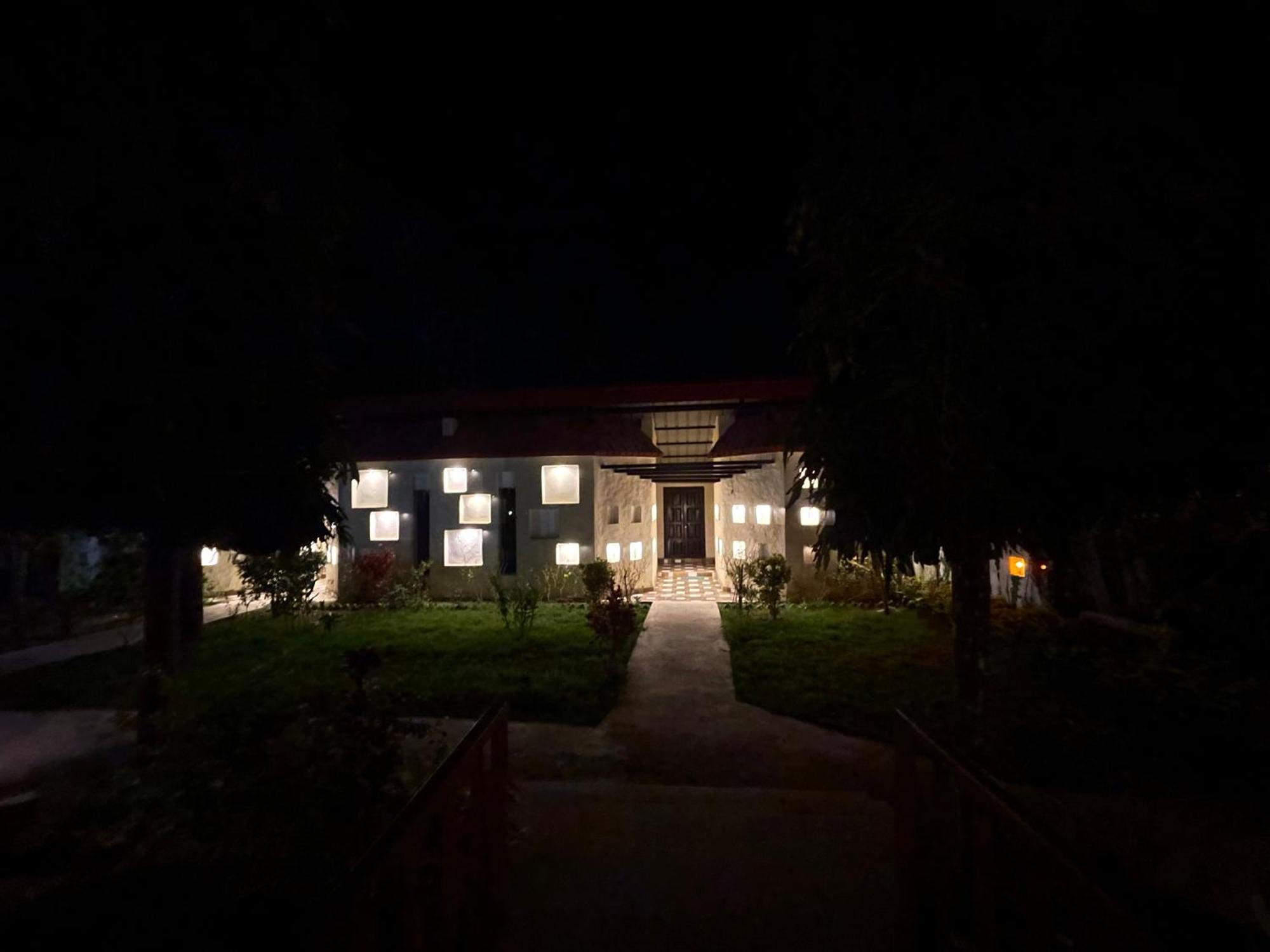 Royal Tiger Luxury Resort 4 Star Sauraha Extérieur photo
