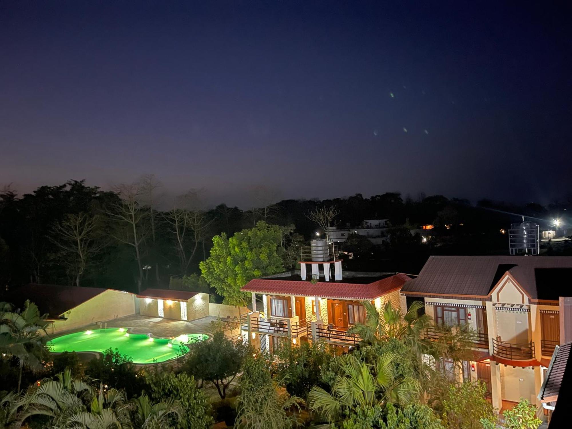 Royal Tiger Luxury Resort 4 Star Sauraha Extérieur photo
