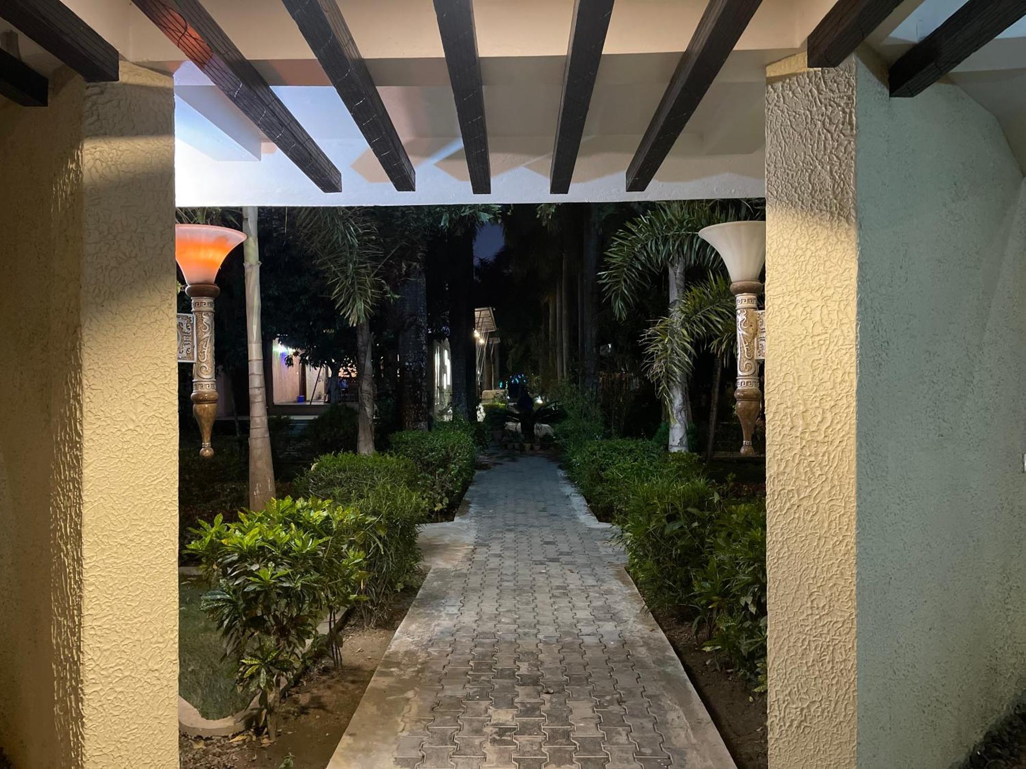 Royal Tiger Luxury Resort 4 Star Sauraha Extérieur photo