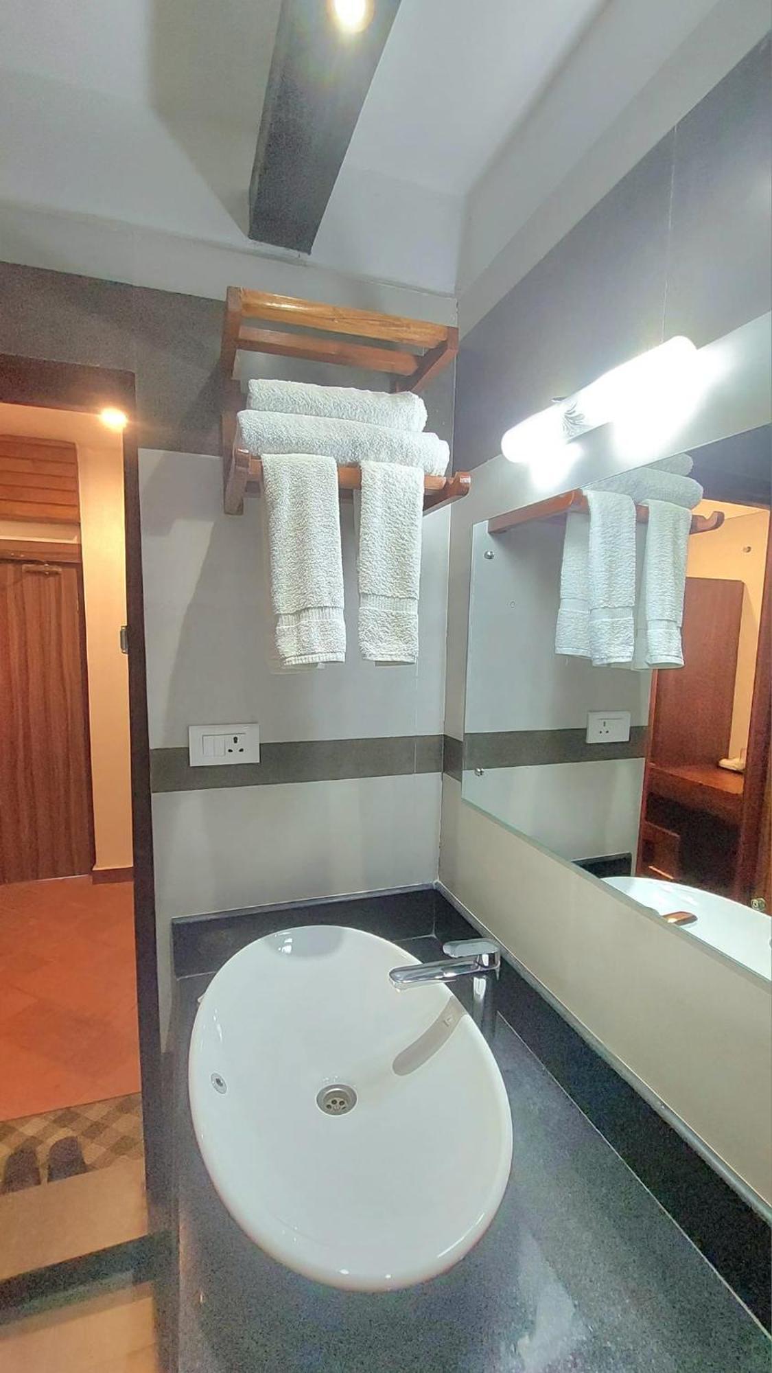 Royal Tiger Luxury Resort 4 Star Sauraha Extérieur photo