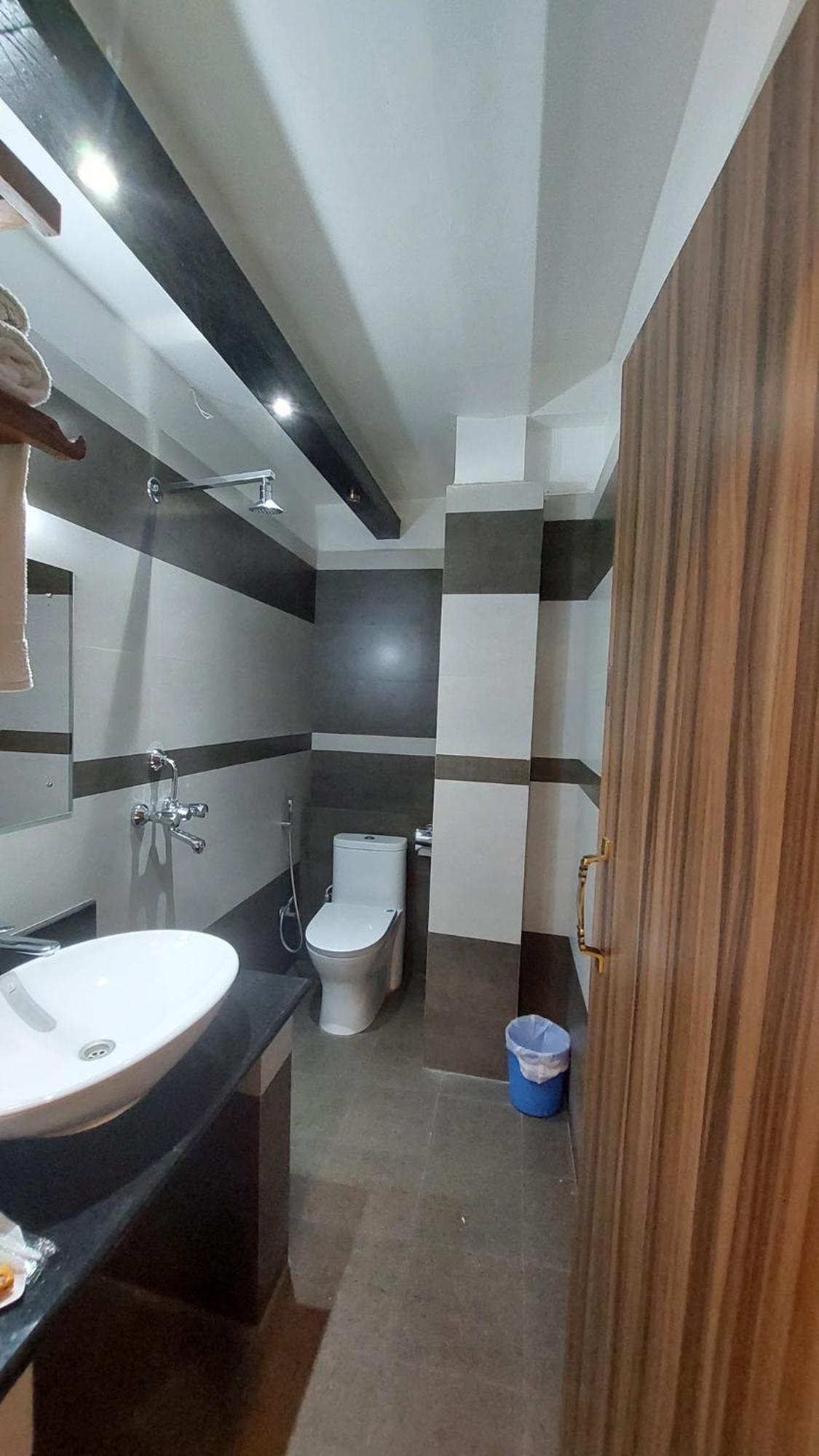 Royal Tiger Luxury Resort 4 Star Sauraha Extérieur photo