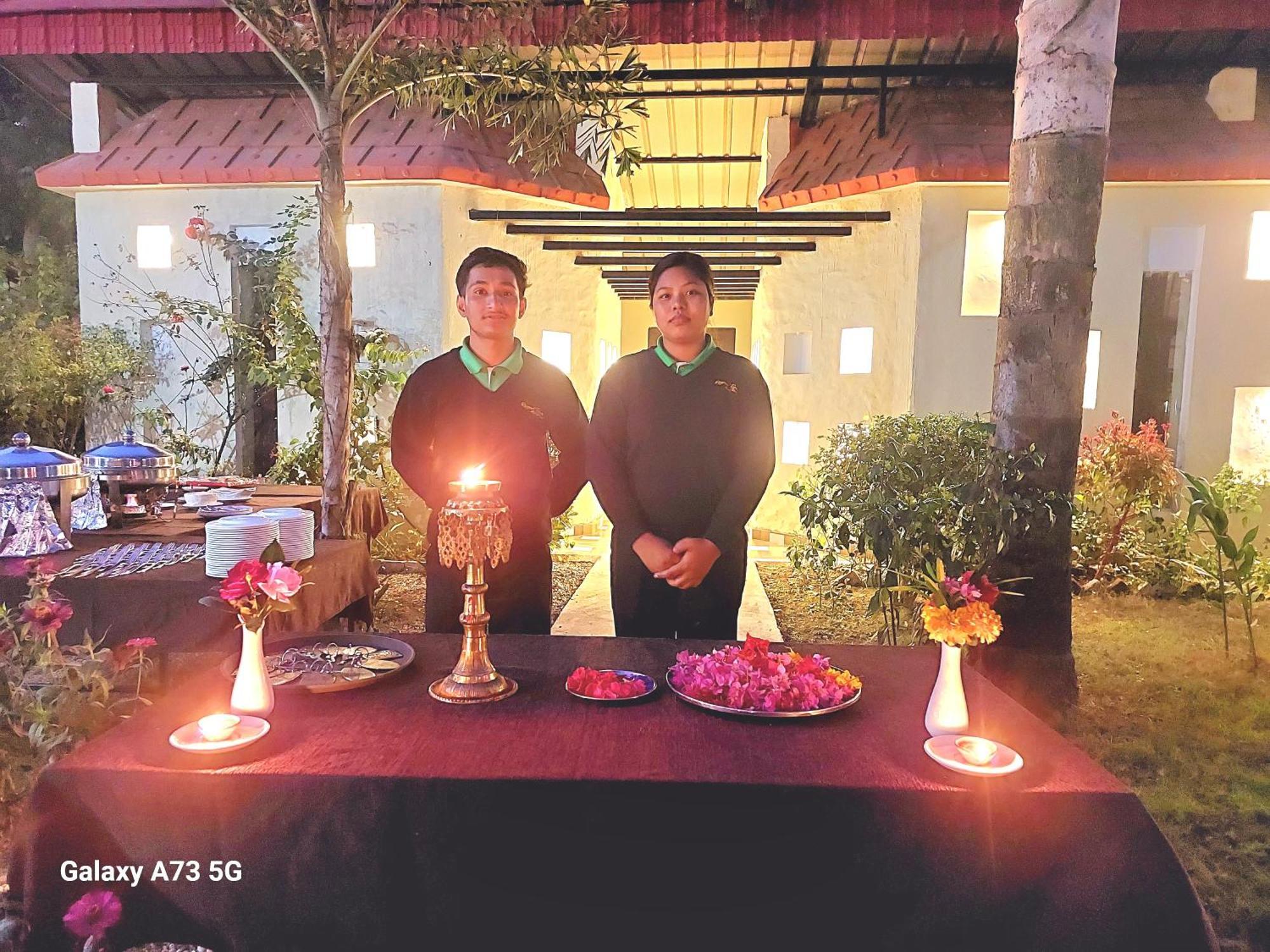 Royal Tiger Luxury Resort 4 Star Sauraha Extérieur photo