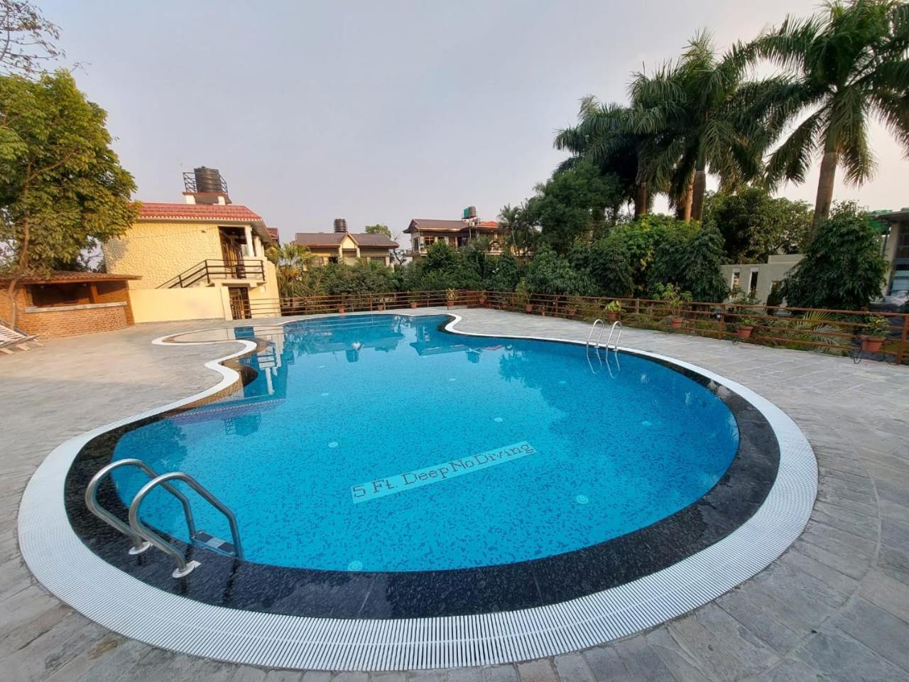 Royal Tiger Luxury Resort 4 Star Sauraha Extérieur photo