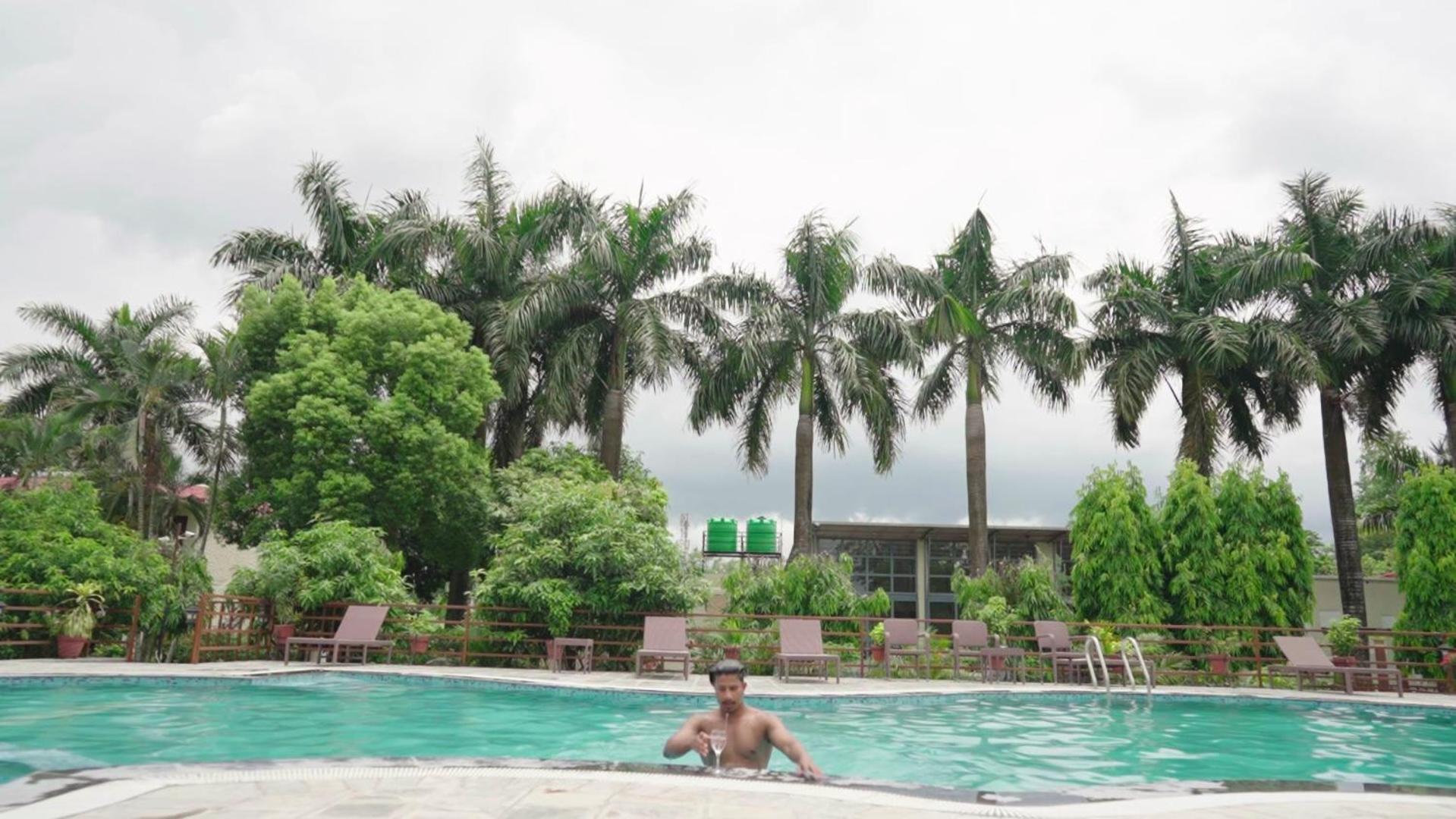 Royal Tiger Luxury Resort 4 Star Sauraha Extérieur photo