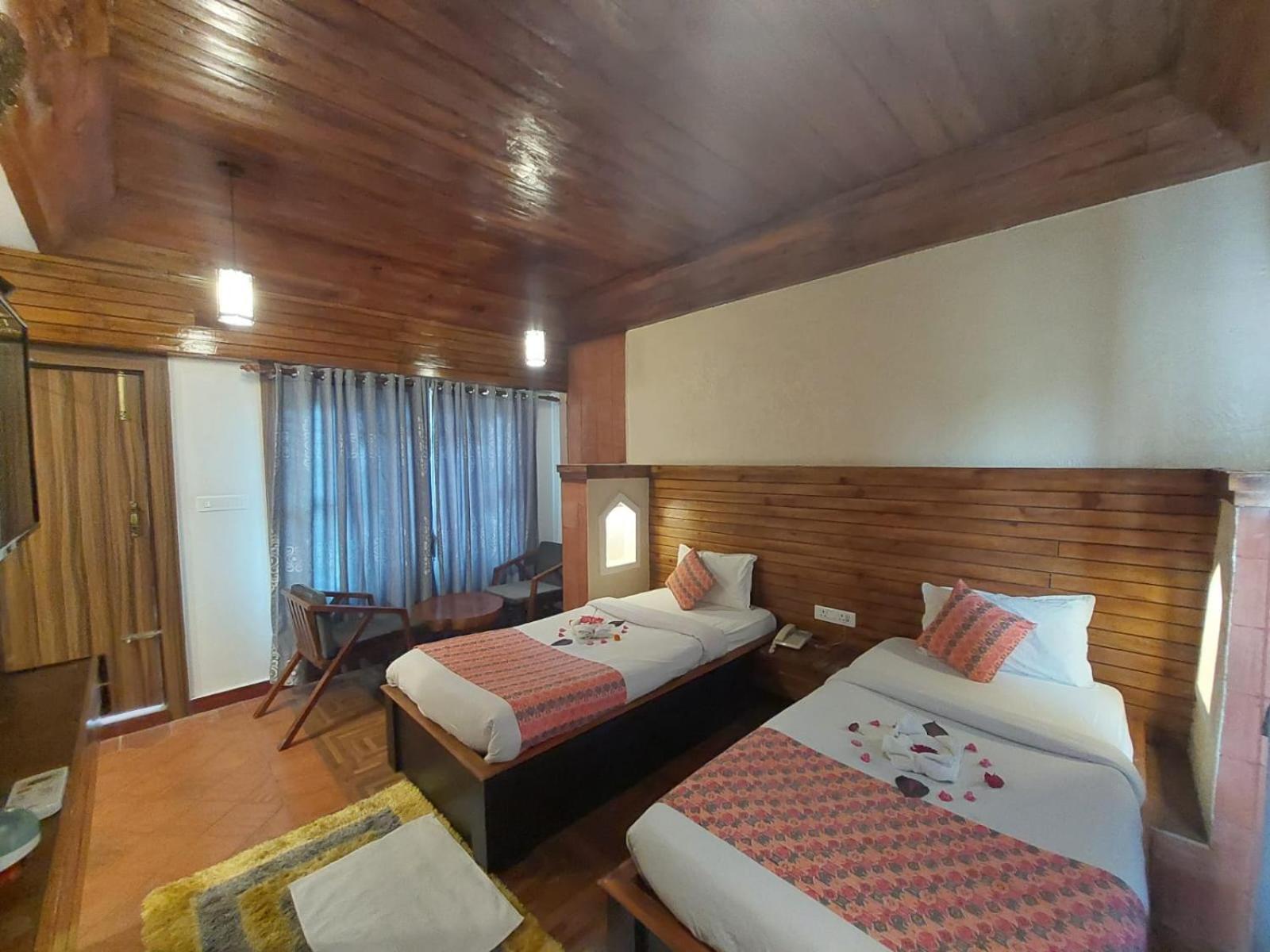 Royal Tiger Luxury Resort 4 Star Sauraha Extérieur photo