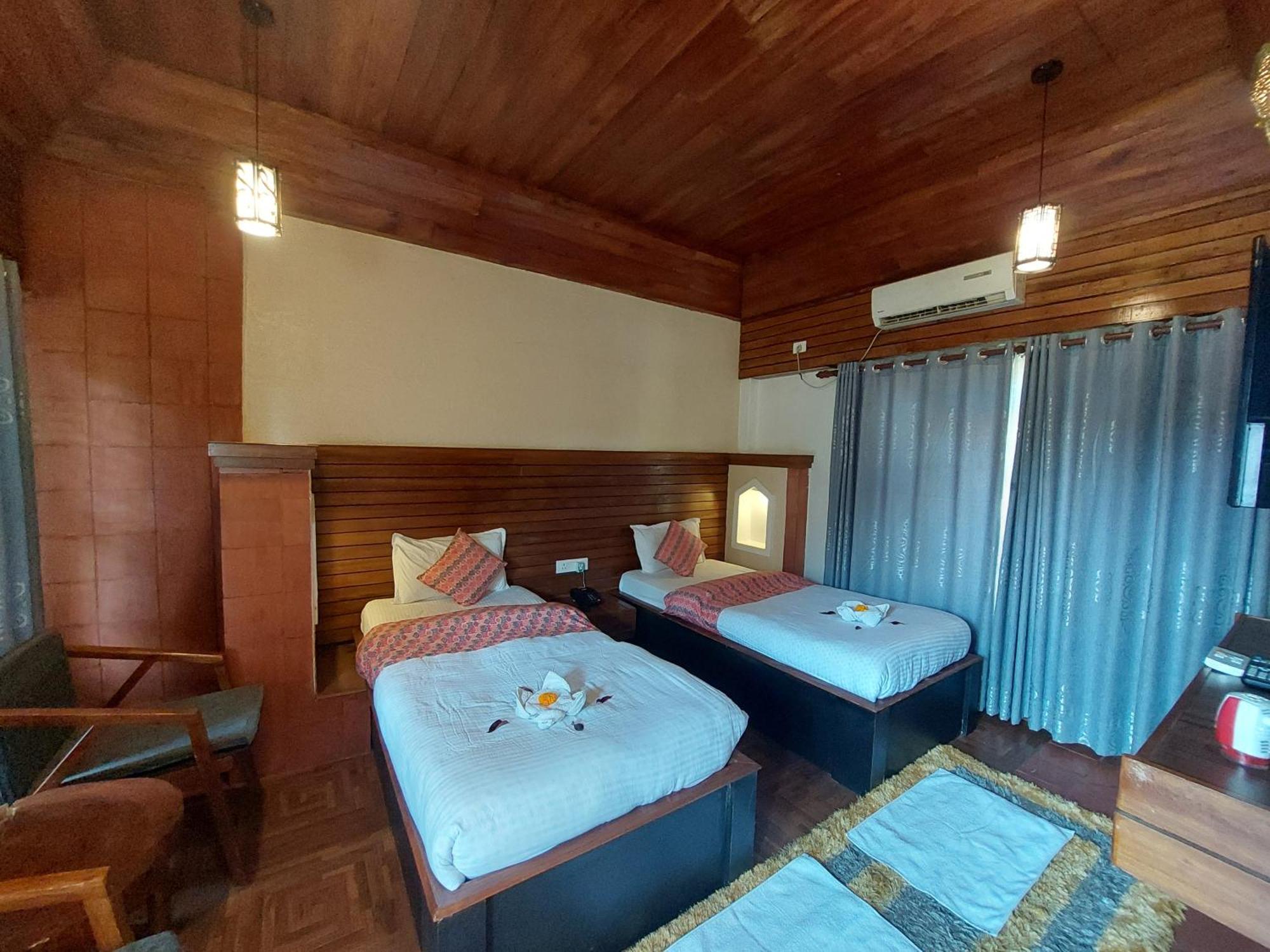 Royal Tiger Luxury Resort 4 Star Sauraha Extérieur photo